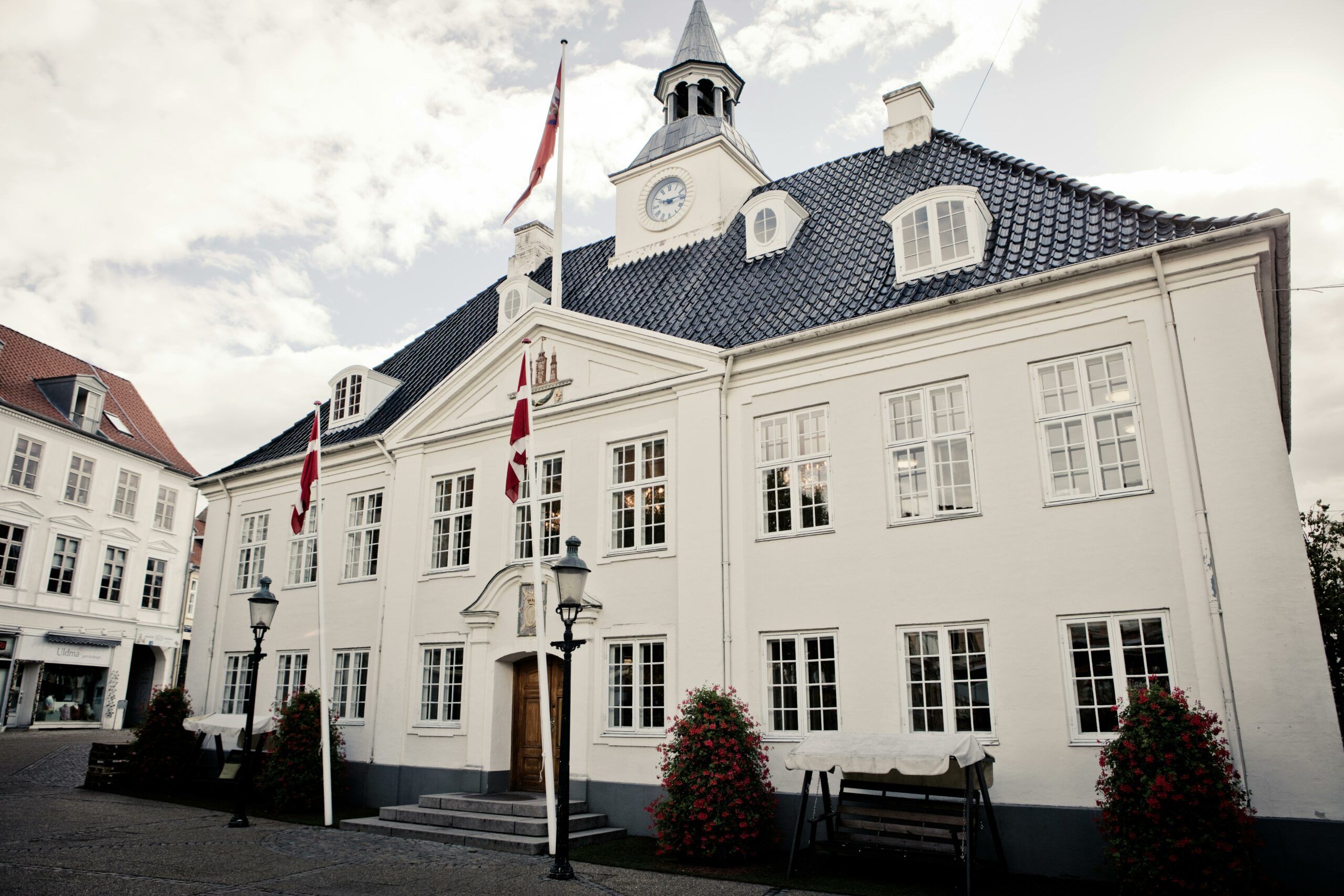 Public building, LeadingIT, Cybersecurity